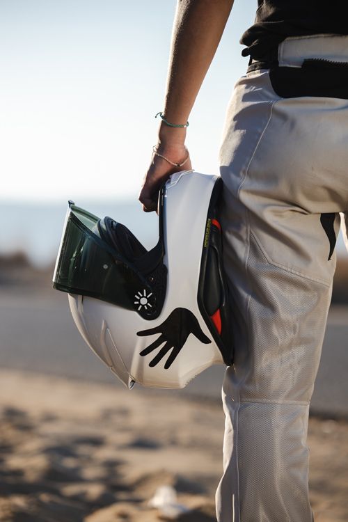 Shoei NXR2 λευκό κράνος με αυτοκόλλητο παιδικής παλάμης. Καλλι – GAS Rider Stories #3